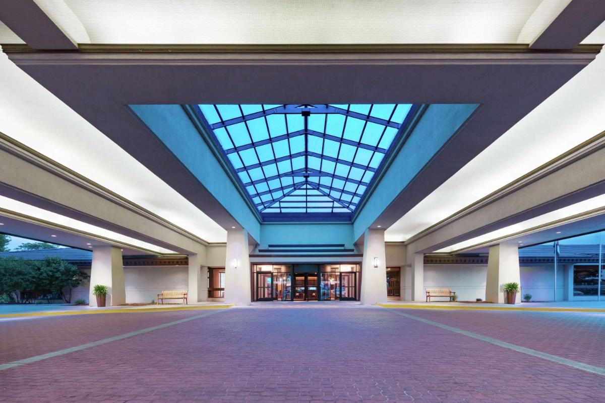 DoubleTree by Hilton Colorado Springs - Housity