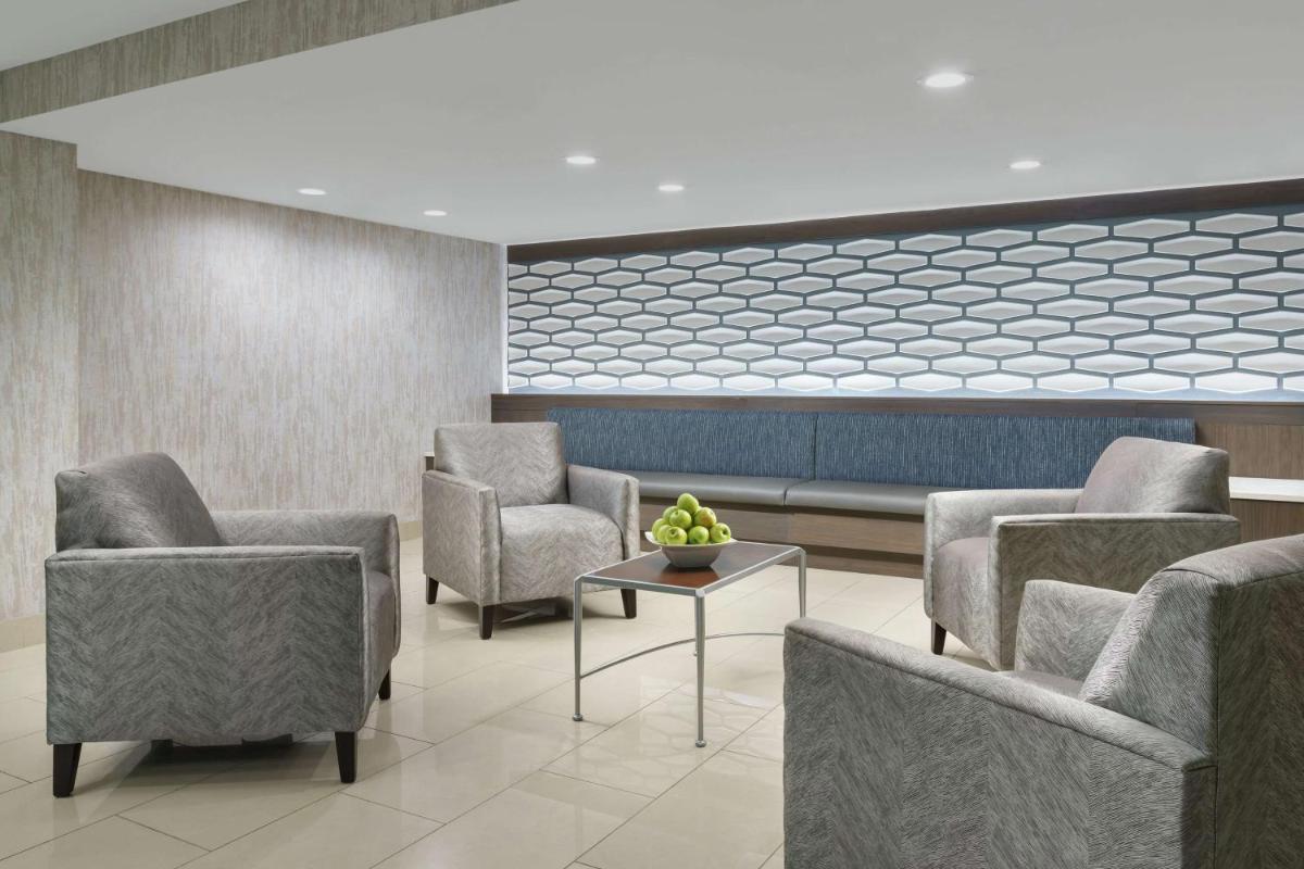 DoubleTree by Hilton Orlando Airport Hotel - Housity