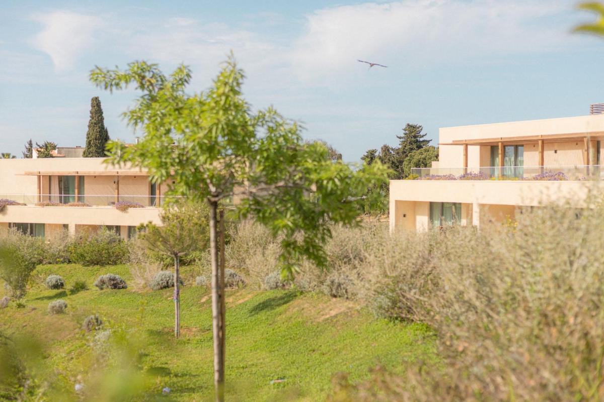 Um jardim no exterior de White Shell Beach Villas