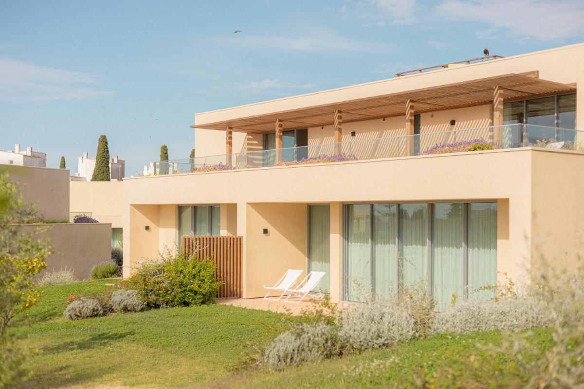 Um jardim no exterior de White Shell Beach Villas