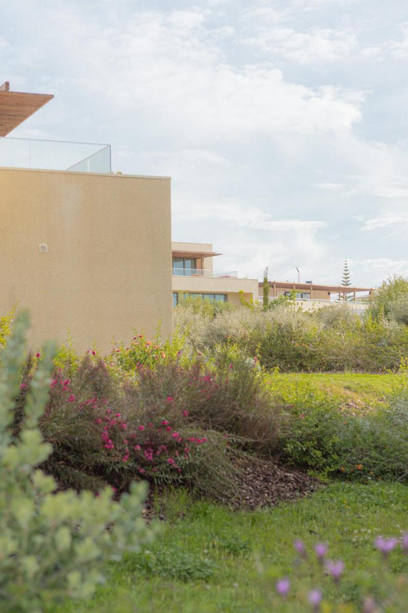 Um jardim no exterior de White Shell Beach Villas