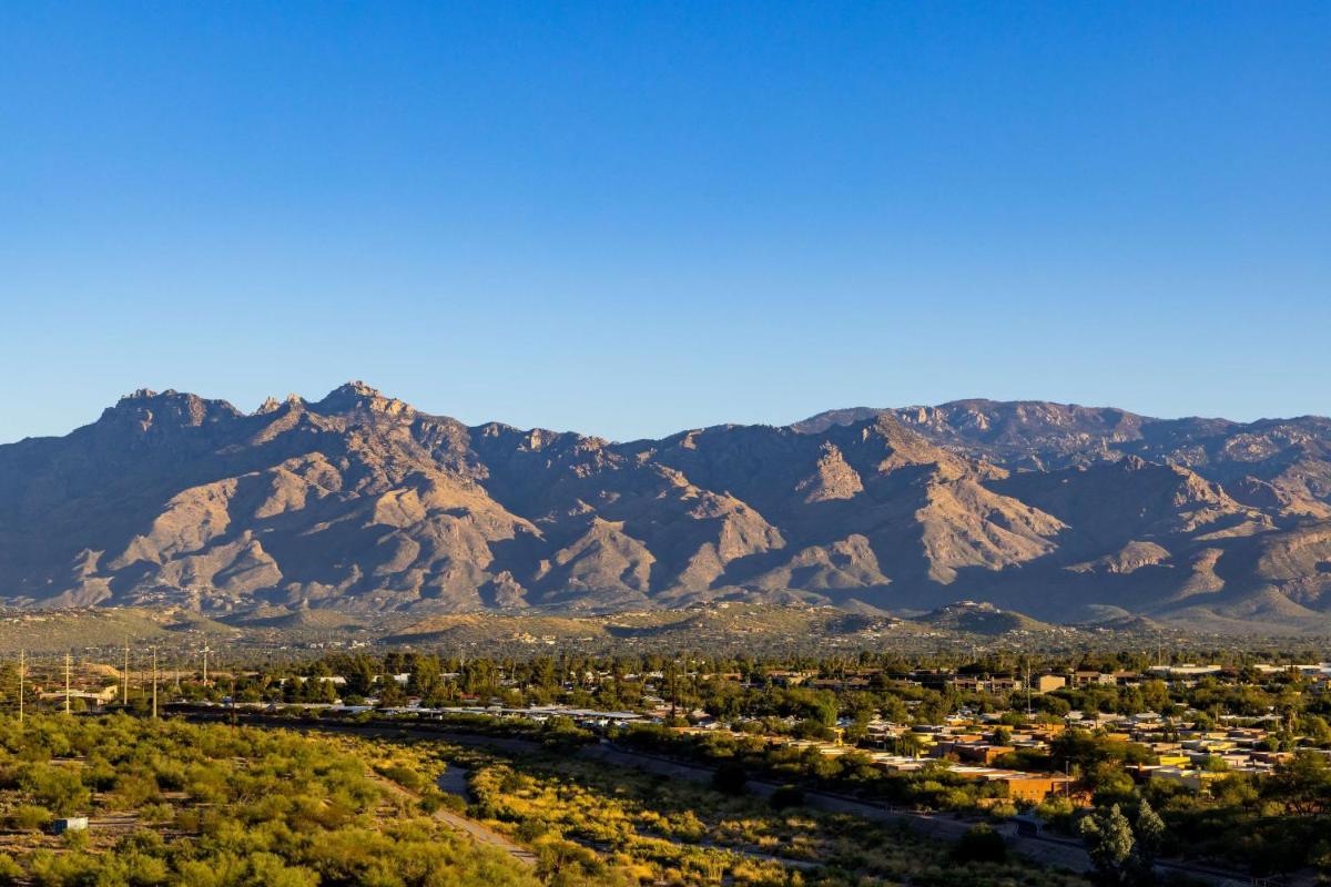Hilton Tucson East - Housity