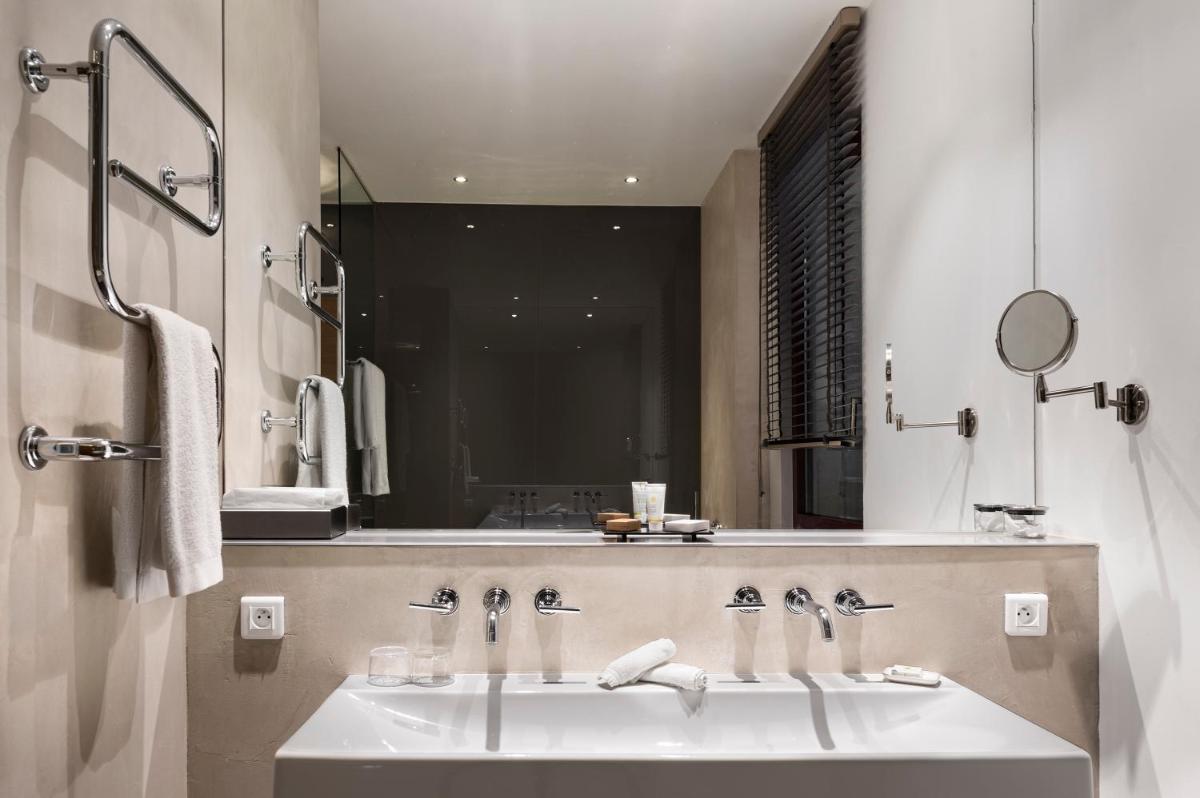 Salle de bains dans l'établissement Domaine Riberach - Hotel 4 - Restaurant gastronomique - Spa - Piscine - Vignoble