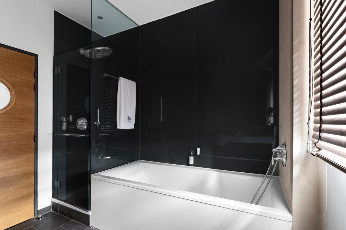 Salle de bains dans l'établissement Domaine Riberach - Hotel 4 - Restaurant gastronomique - Spa - Piscine - Vignoble