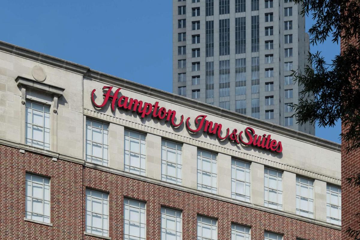 Hampton Inn & Suites Atlanta-Downtown - Housity