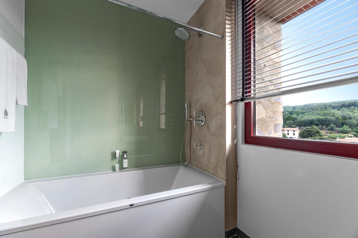 Salle de bains dans l'établissement Domaine Riberach - Hotel 4 - Restaurant gastronomique - Spa - Piscine - Vignoble