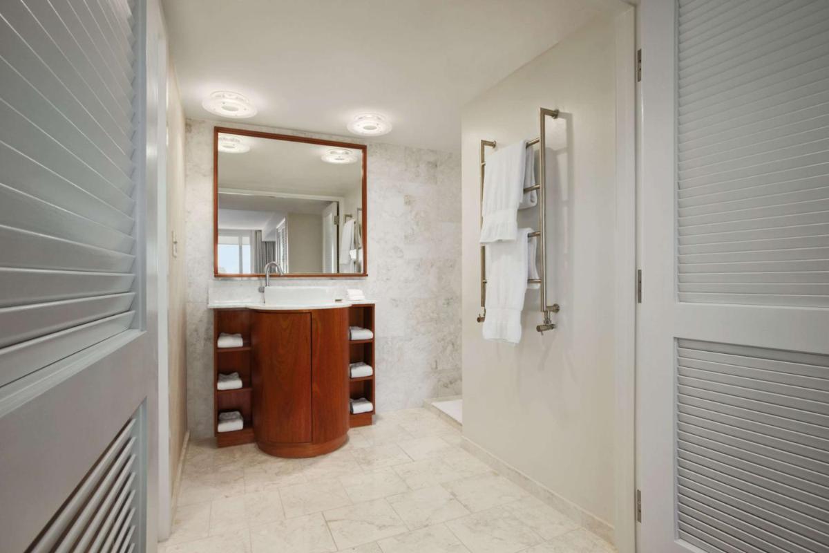 Hilton Miami Airport Blue Lagoon - Housity