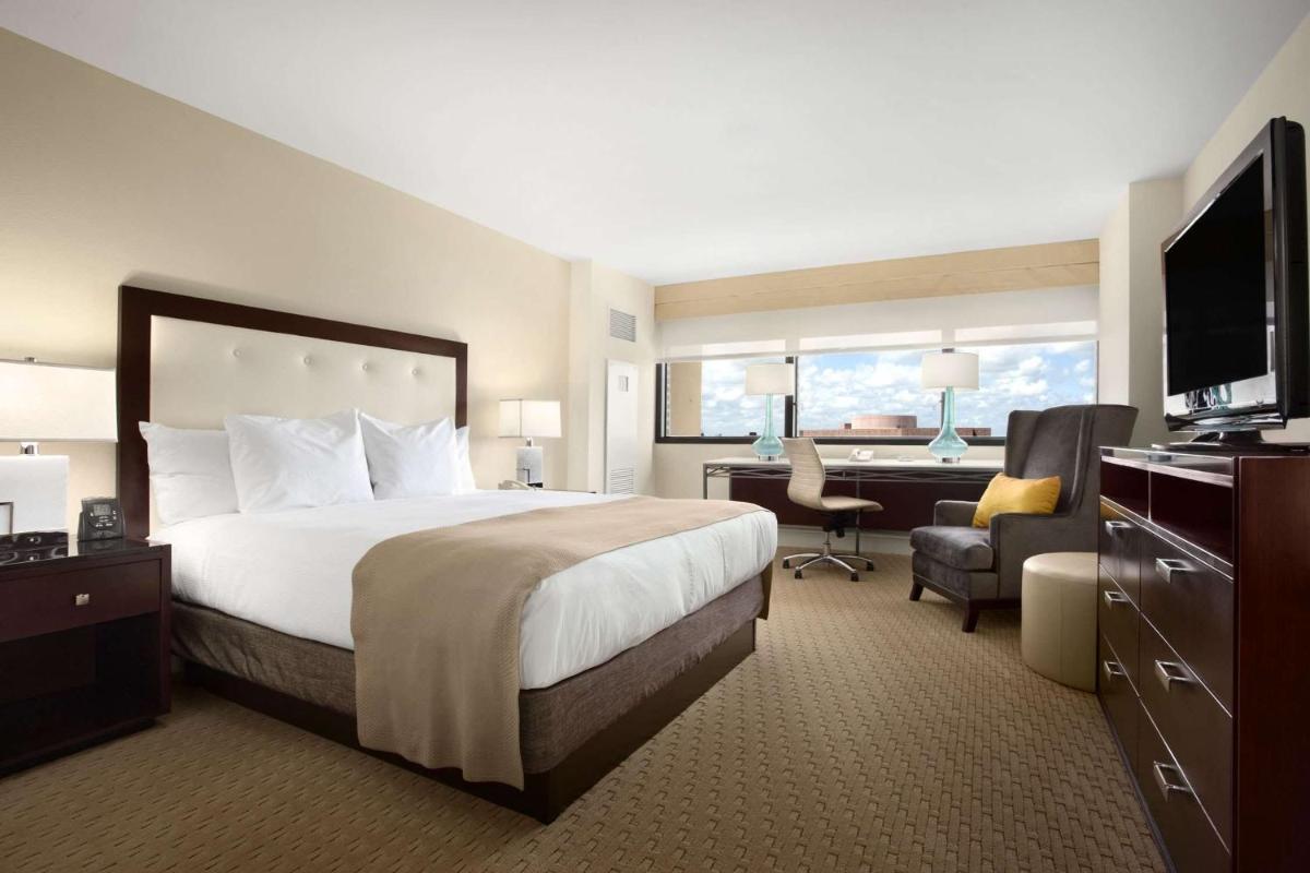 Hilton Miami Airport Blue Lagoon - Housity