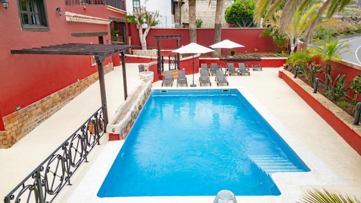 una piscina en la parte superior de un edificio en Hotel Ecolife Tenerife, en San Miguel de Abona 107 fotos más