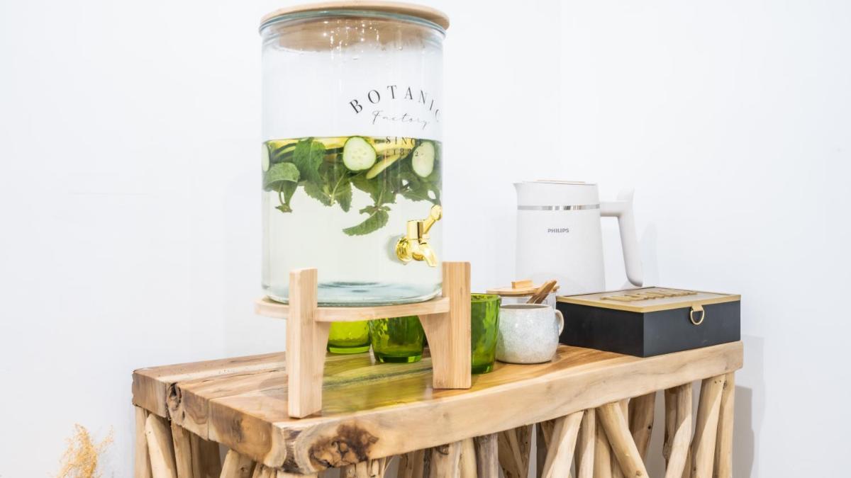 Utensilios para hacer té y café en Hotel Ecolife Tenerife