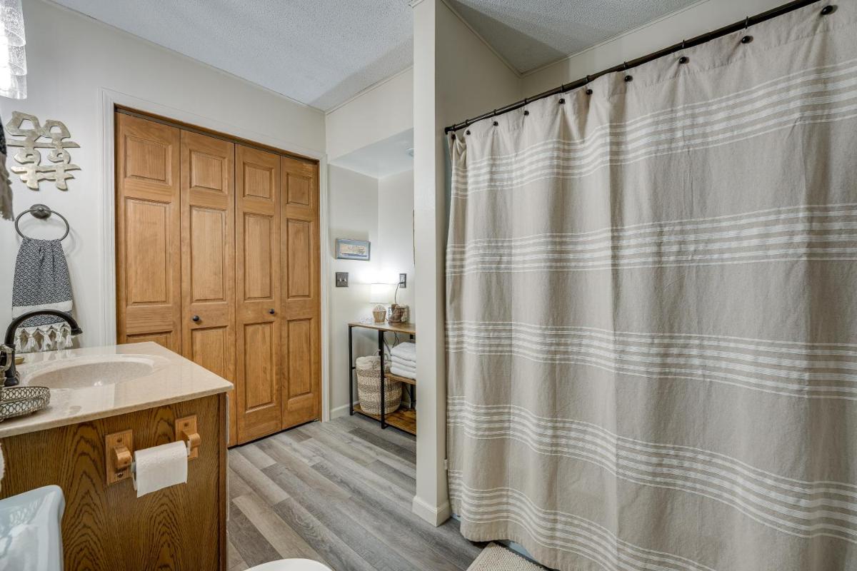 Delton Oasis Retreat with Lake Views and Deck! - Housity