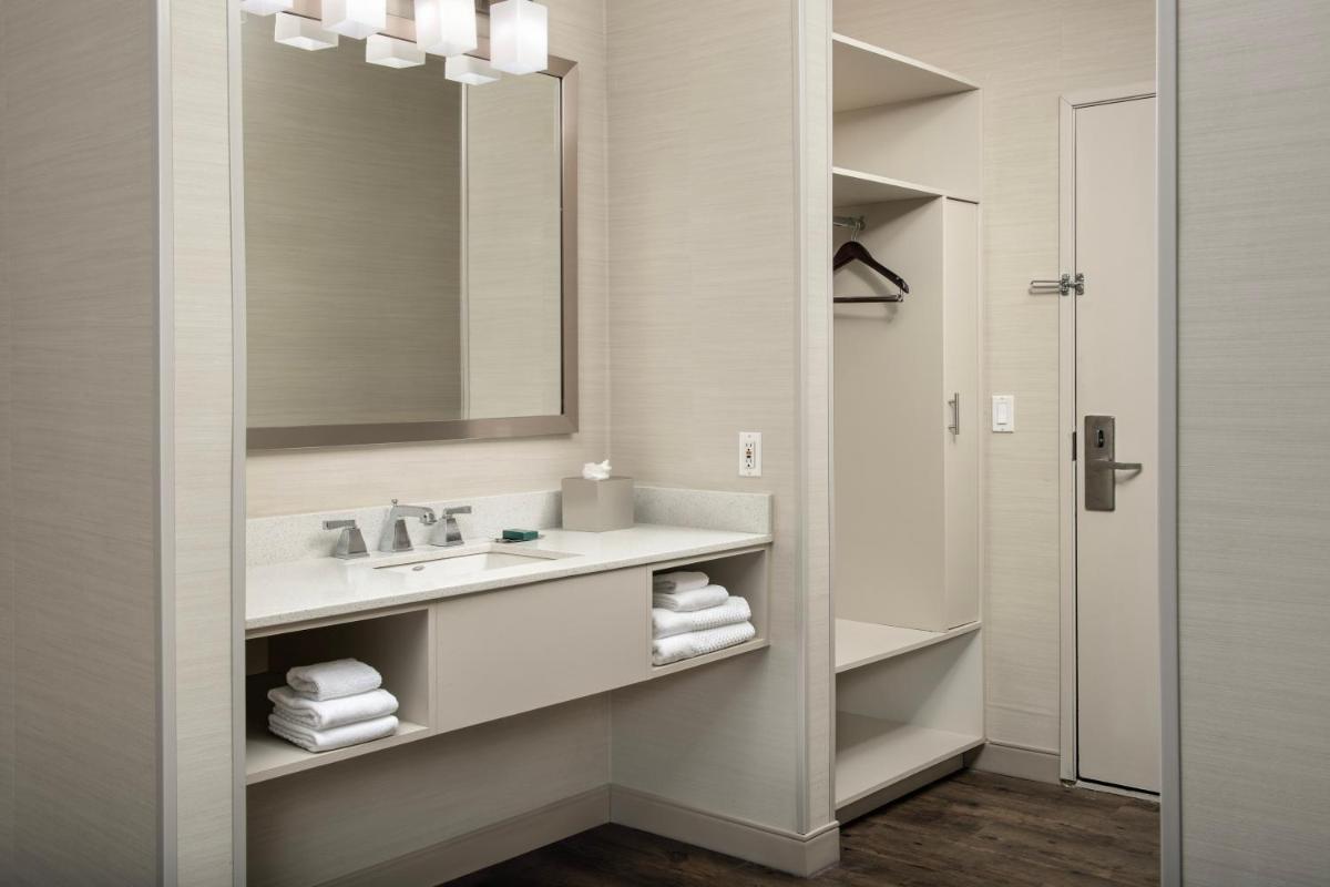 DoubleTree by Hilton Hotel Salem, Oregon - Housity