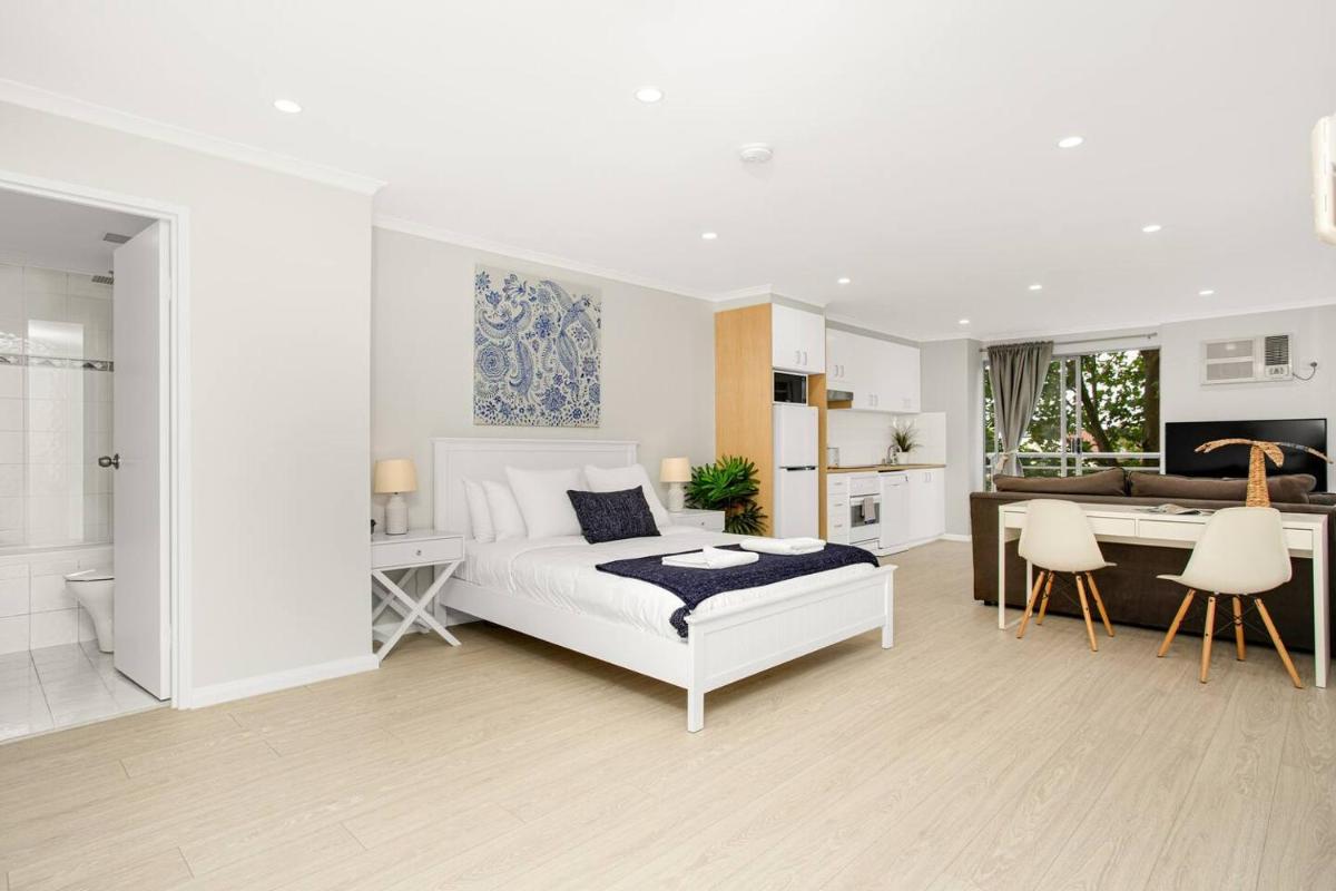 'The Crows Nest' Spacious Studio with Balcony - Housity