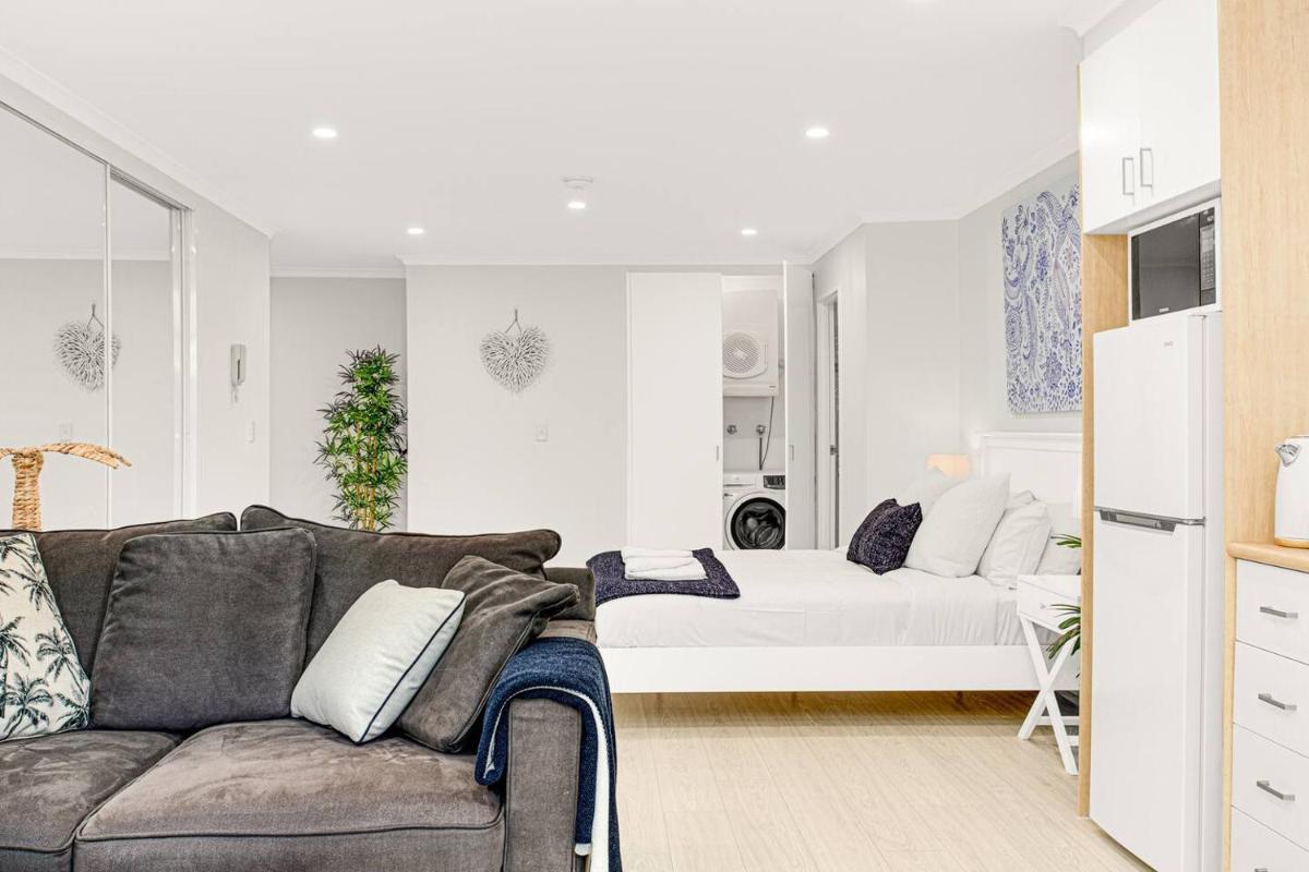 'The Crows Nest' Spacious Studio with Balcony - Housity
