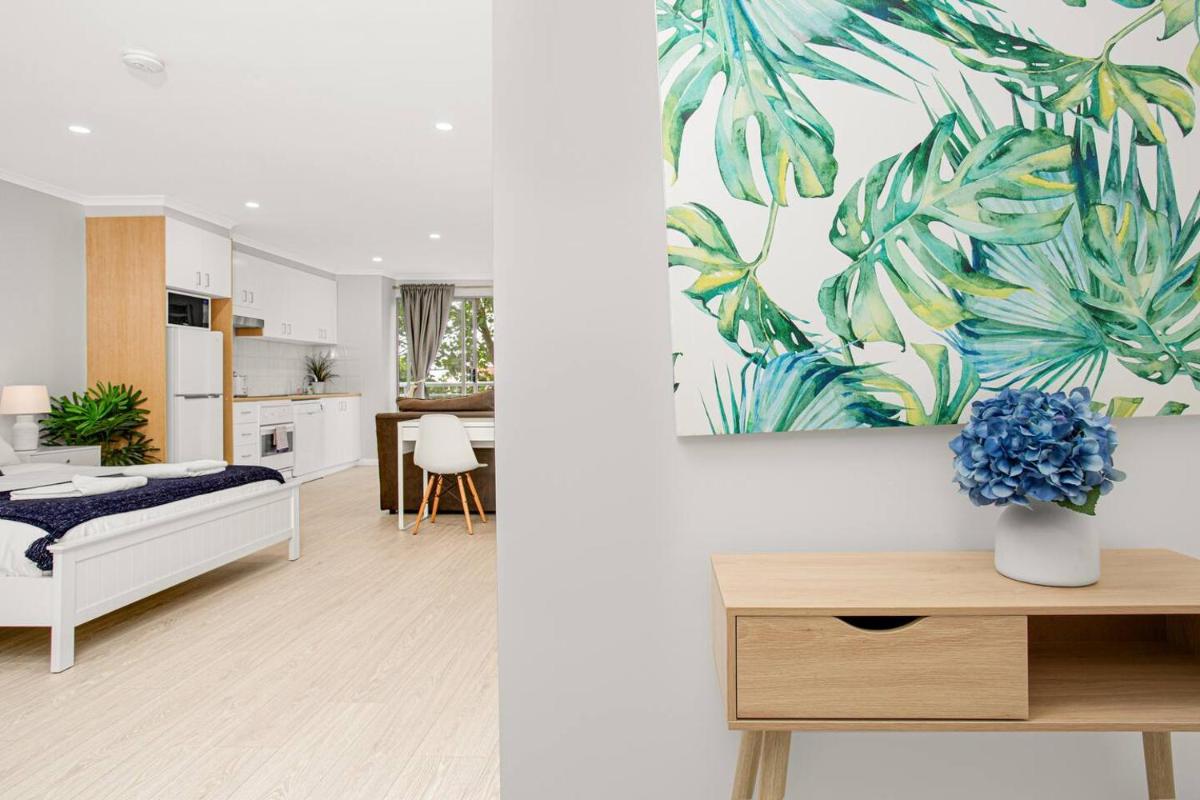 'The Crows Nest' Spacious Studio with Balcony - Housity