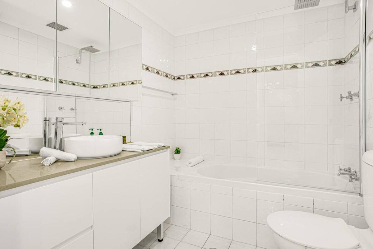 'The Crows Nest' Spacious Studio with Balcony - Housity