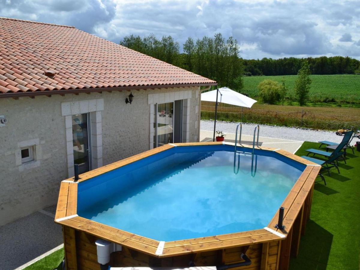 Gîte Charentais avec piscine, terrasse, et pêche - confort moderne et charme rural - FR-1-653-87 - Housity