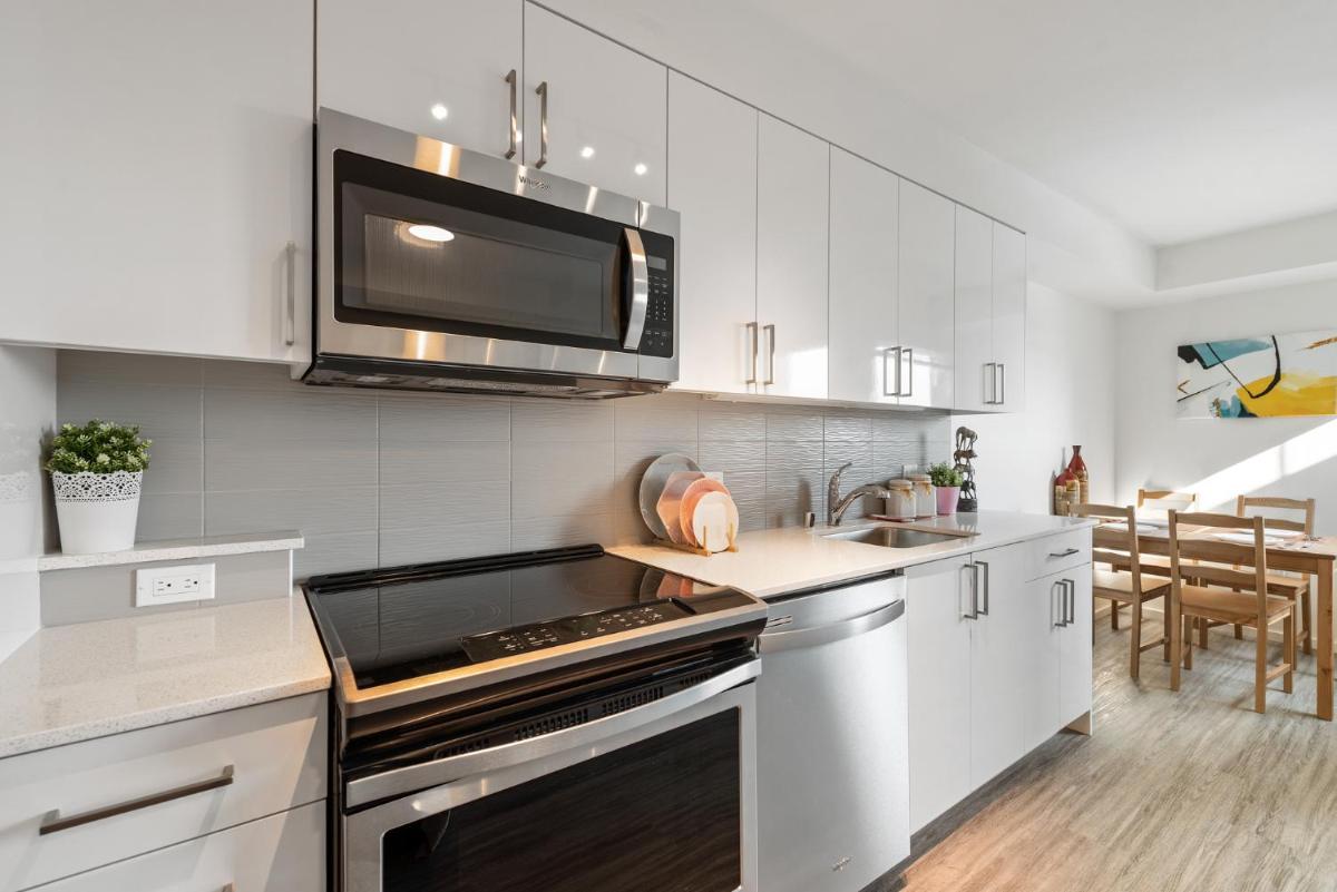 University of Washington New Apartment Studio w/kitchen and balcony - Housity