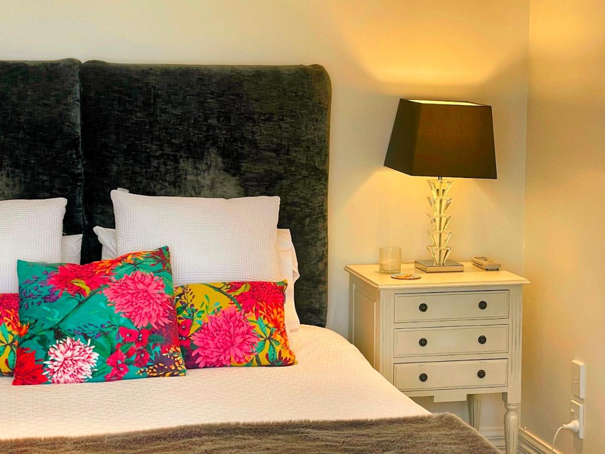 Incredible Views! Luxurious Studio & Outdoor Living - Housity