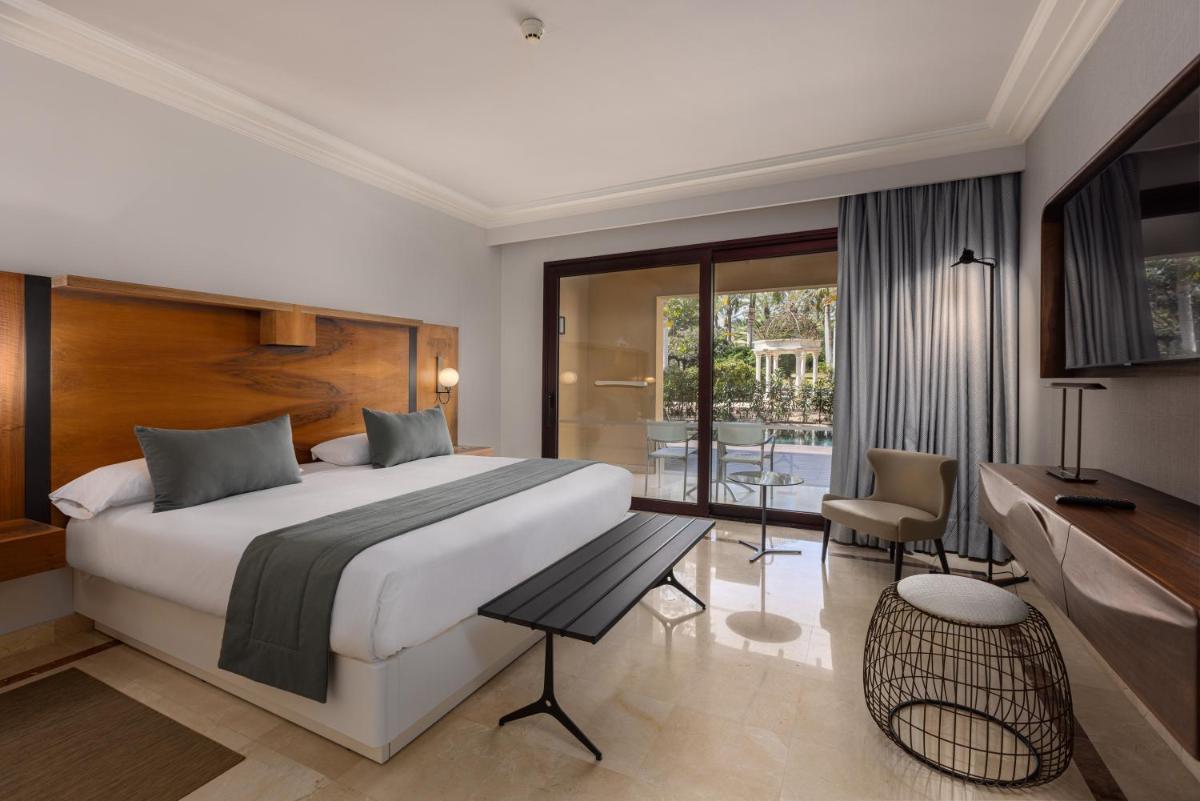 Cama o camas de una habitación en Unique Club at Lopesan Costa Meloneras Resort