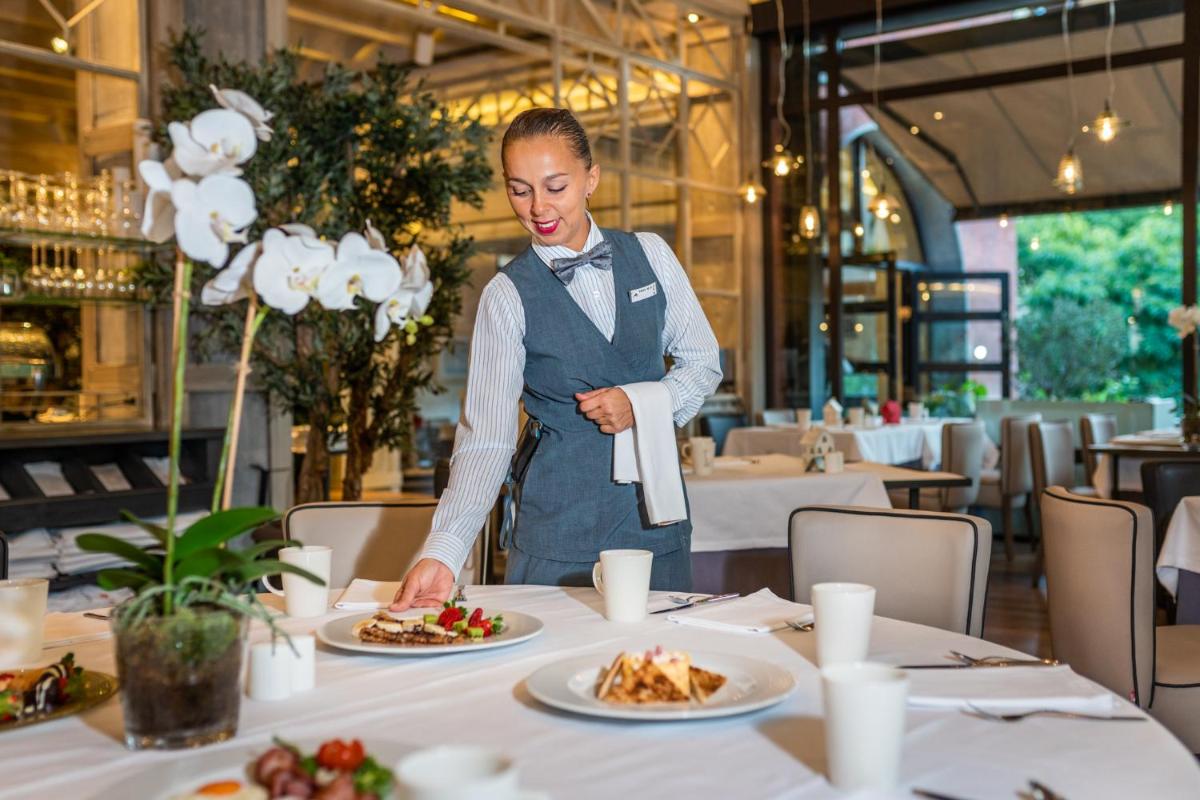 Comida en o cerca de este hotel
