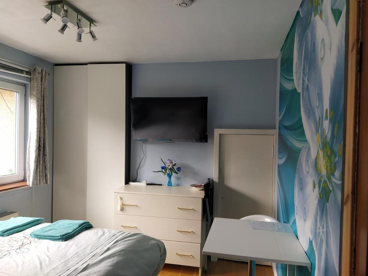 Self Catering Studio Flat, Frequent buses, 1-minute walk to bus stop, 15 minutes to city center - Housity