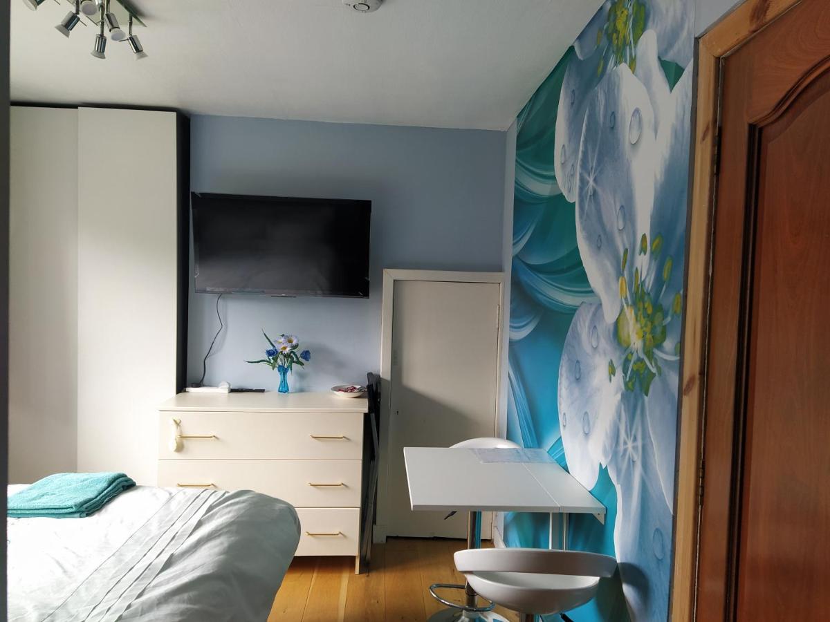 Self Catering Studio Flat, Frequent buses, 1-minute walk to bus stop, 15 minutes to city center - Housity