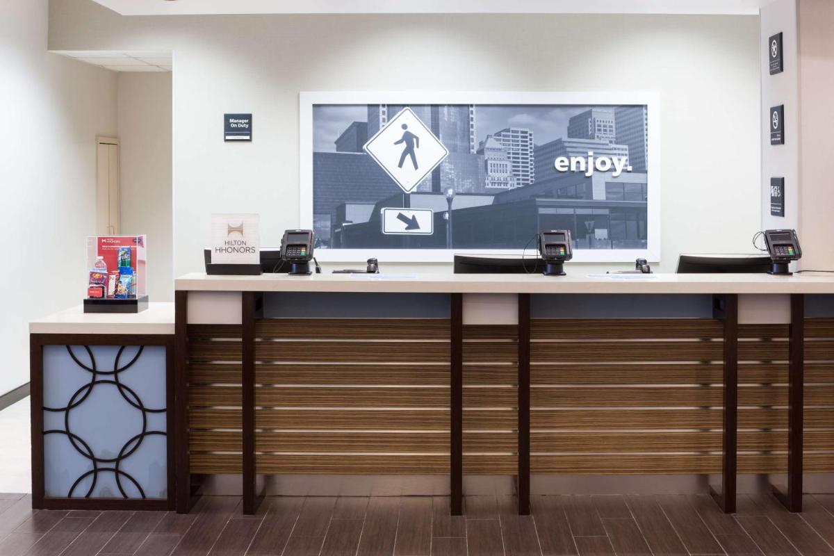 Hampton Inn & Suites Chicago North Shore - Housity