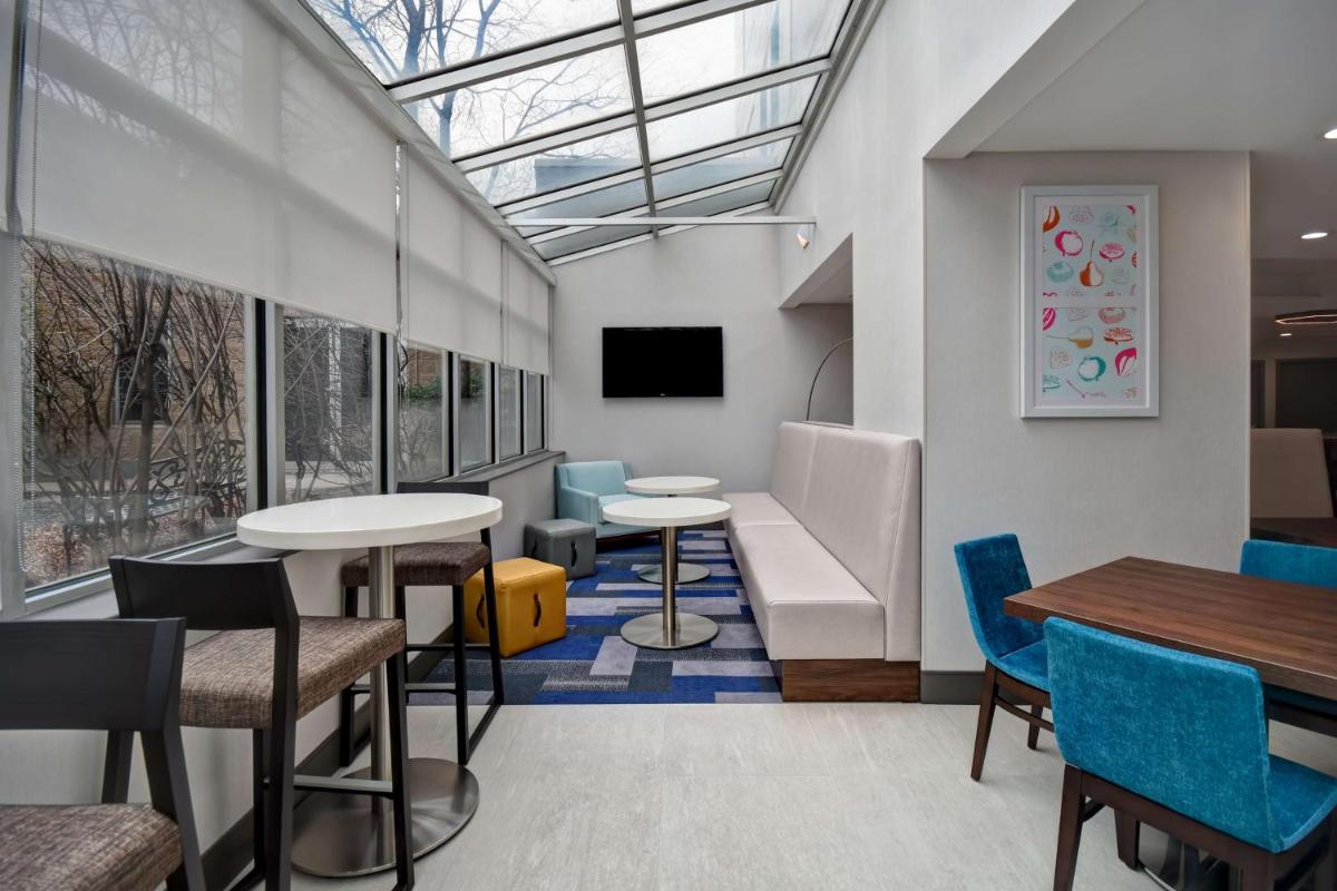 Hampton Inn NY-JFK - Housity