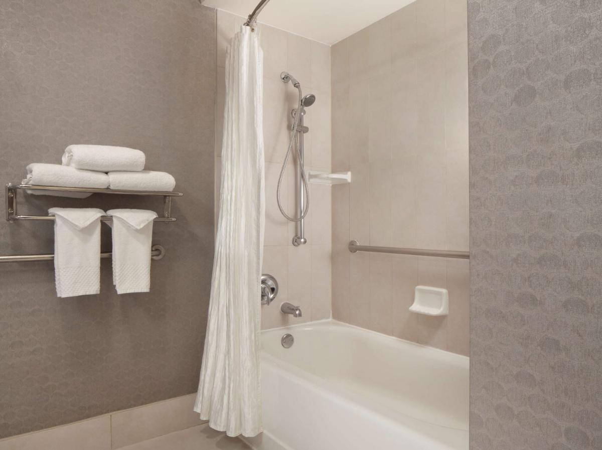 DoubleTree by Hilton El Paso Downtown - Housity