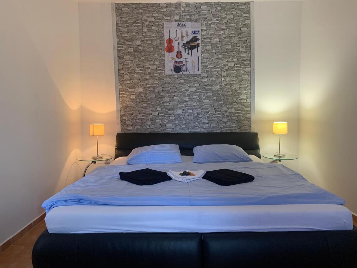 Jsmit Music&Bar&Apartments, balkóny v apartmánah, bar dole - Housity