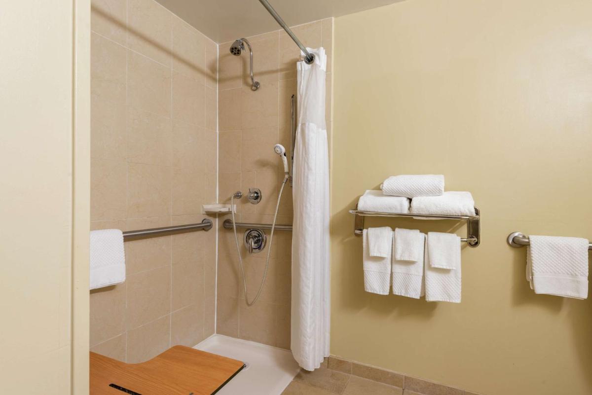 DoubleTree by Hilton Hotel Grand Rapids Airport - Housity