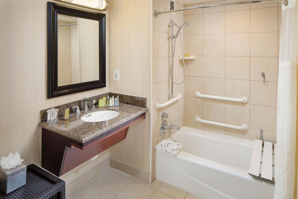 DoubleTree by Hilton Los Angeles/Commerce - Housity