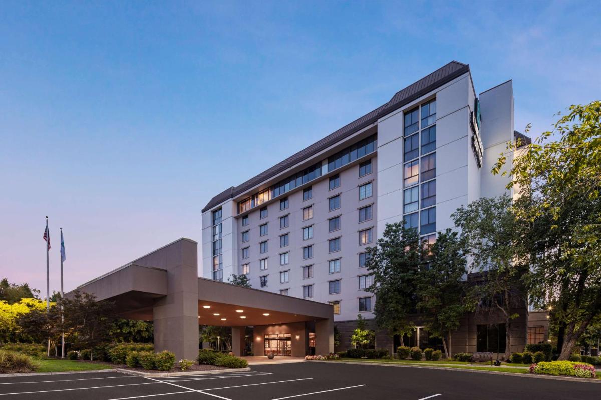 Embassy Suites by Hilton Nashville Airport - Housity
