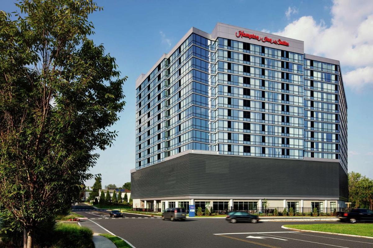 Hampton Inn & Suites Teaneck/Glenpointe - Housity