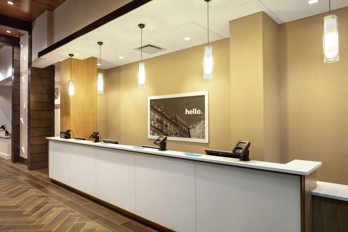 Hampton Inn & Suites Teaneck/Glenpointe - Housity
