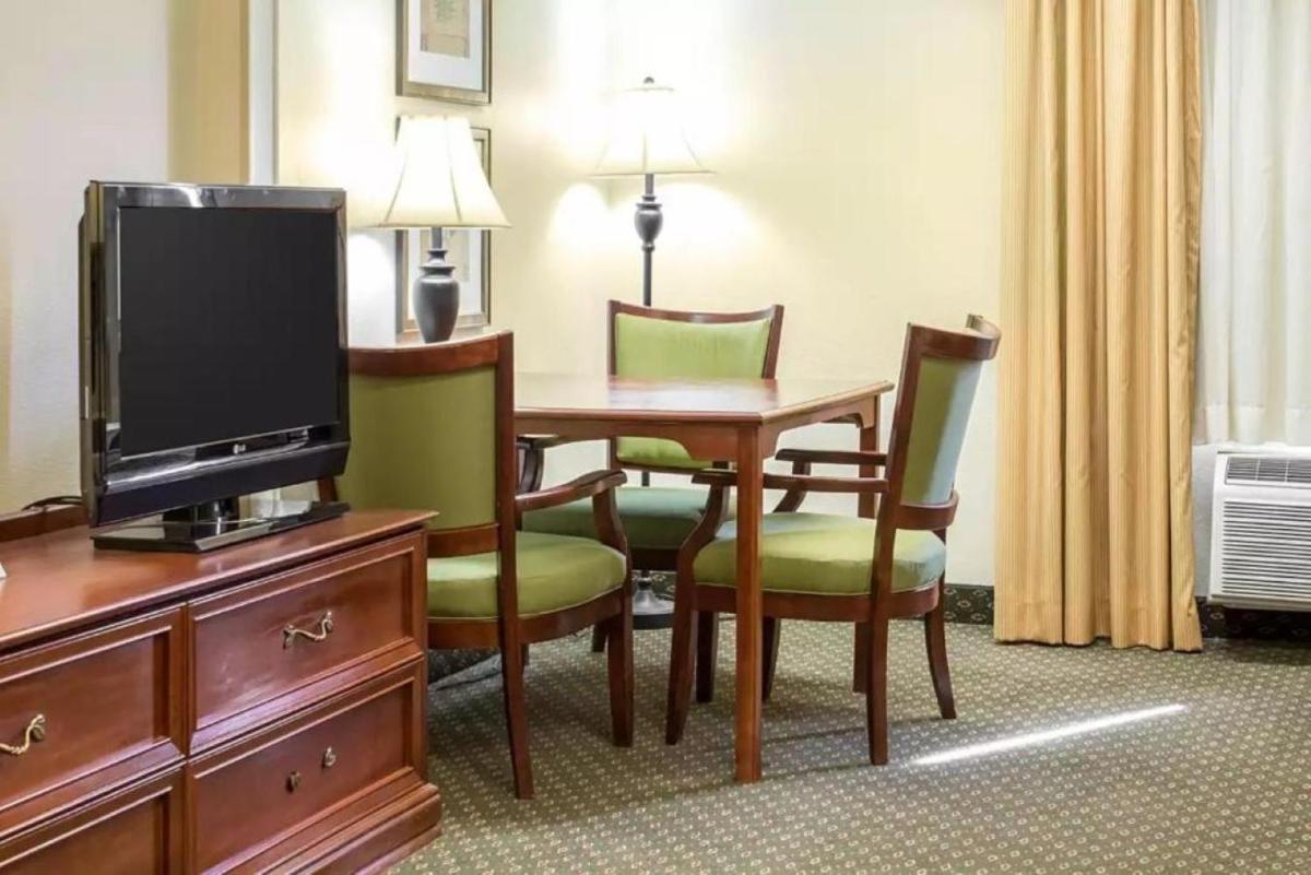 Quality Inn & Suites - Housity