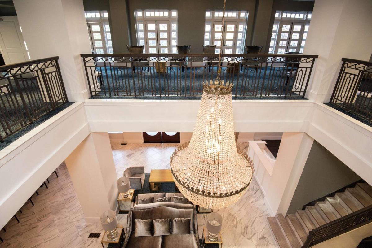 Redmont Hotel Birmingham - Curio Collection by Hilton - Housity
