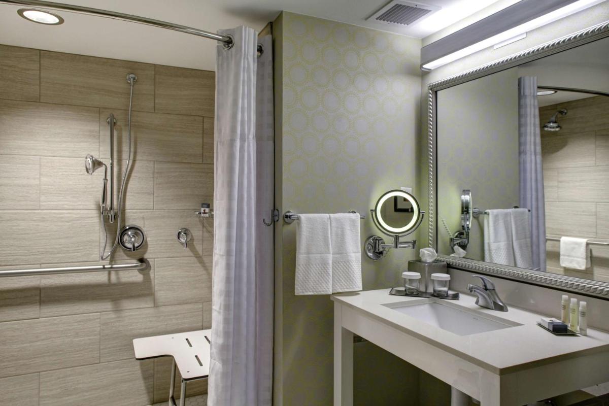 DoubleTree by Hilton Biloxi - Housity