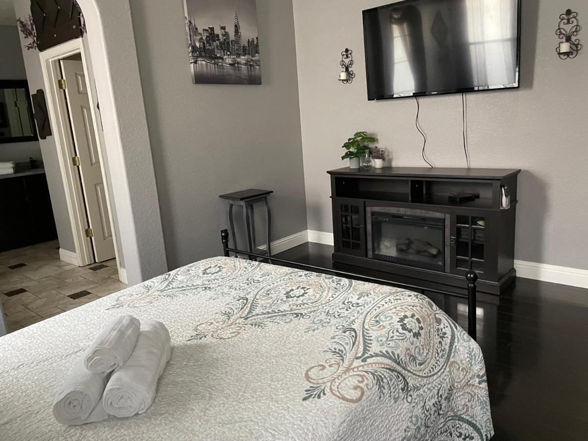 Beautiful Room Near SMF - Housity