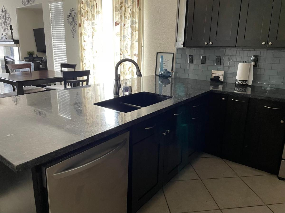 Beautiful Room Near SMF - Housity