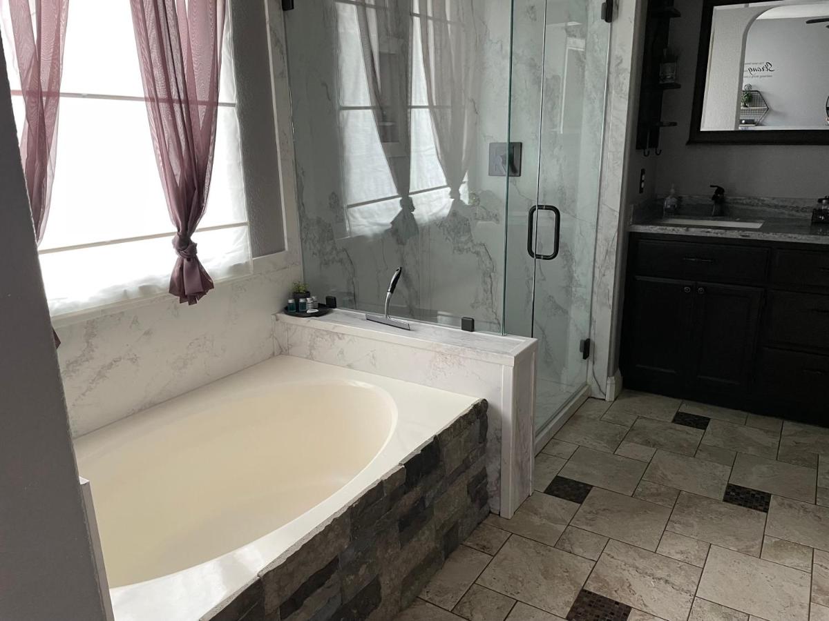 Beautiful Room Near SMF - Housity