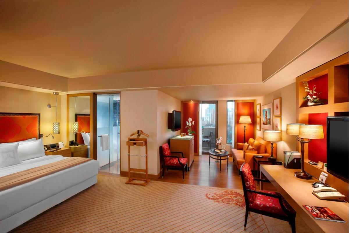 a hotel room with a bed and a desk at ITC Gardenia, a Luxury Collection Hotel, Bengaluru in Bengaluru a hotel room with a bed and a desk at ITC Gardenia, a Luxury Collection Hotel, Bengaluru in Bengaluru