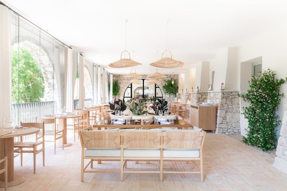 Coin salon dans l'établissement Le Couvent des Minimes, un Hôtel & Spa L'Occitane en Provence