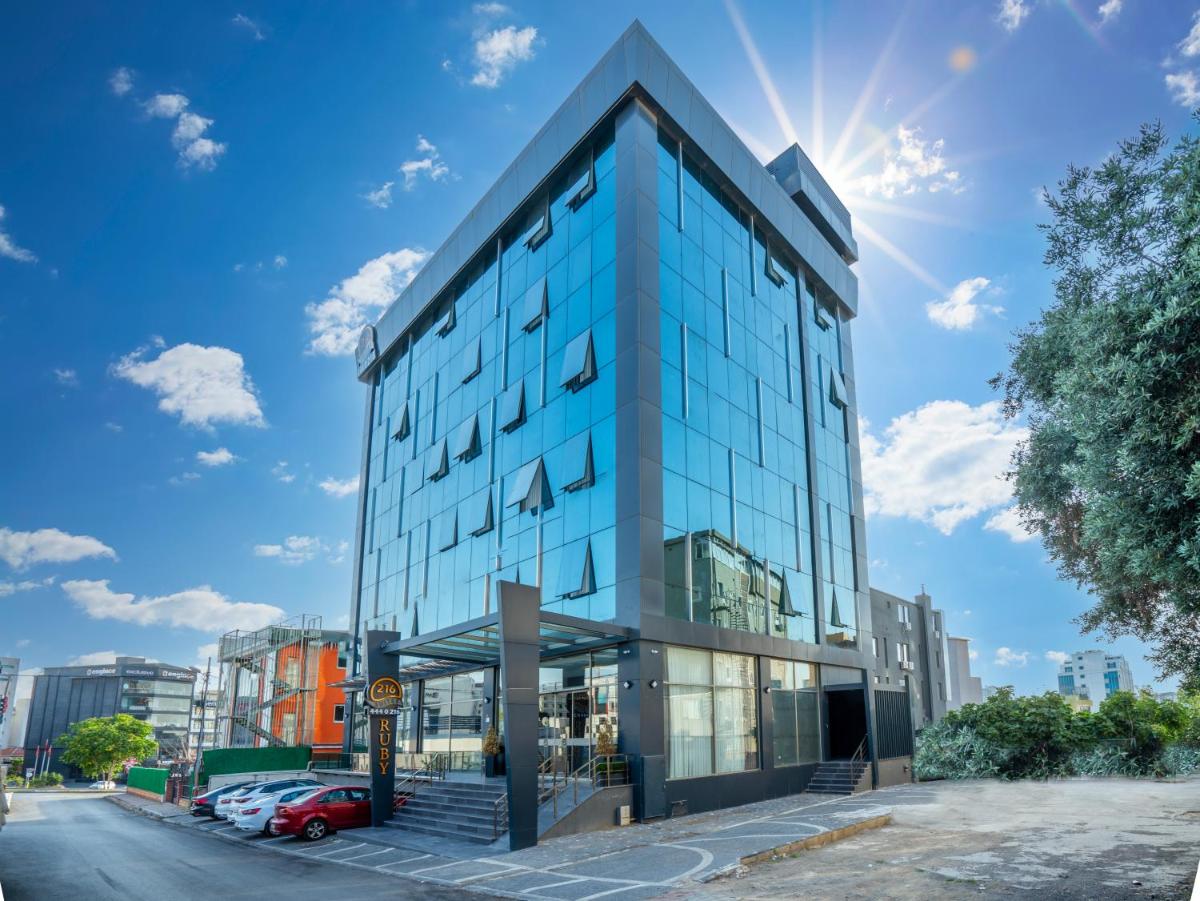 216 Ruby Suite - Housity