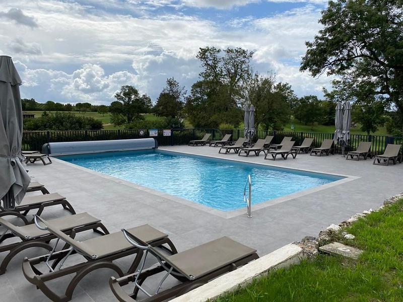 Piscine de l'établissement Château des Vigiers ou située à proximité