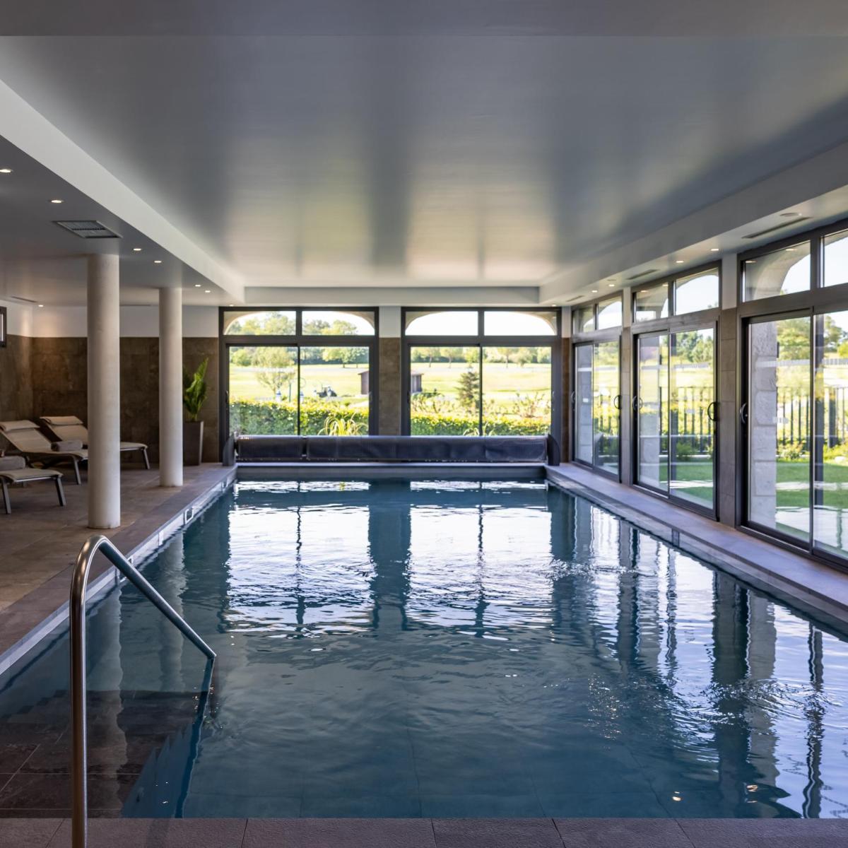 Piscine de l'établissement Château des Vigiers ou située à proximité