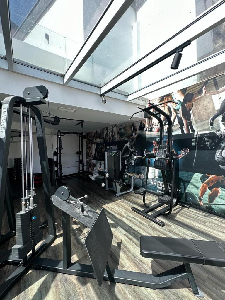 O centro de fitness e/ou as comodidades de fitness de Well Hotel & Spa