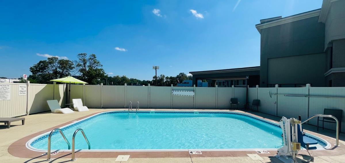 Clarion Inn & Suites Evansville Eastland Area - Housity