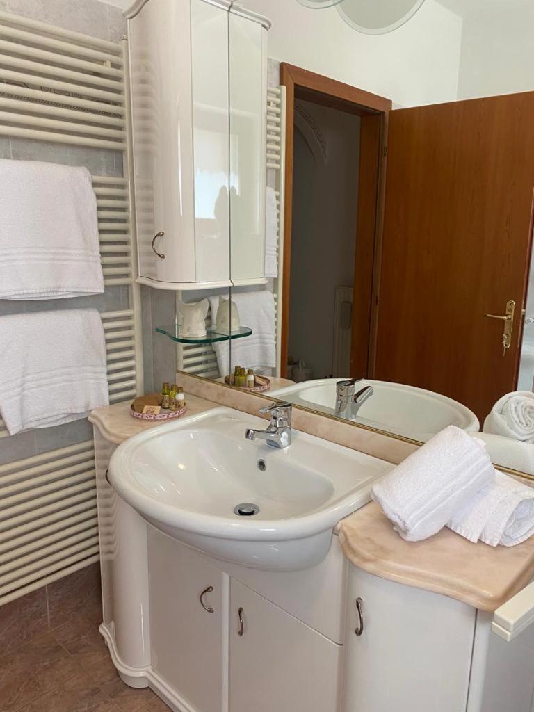 La Casa sul Lago Apartments - Olive Tree Apartment - Housity